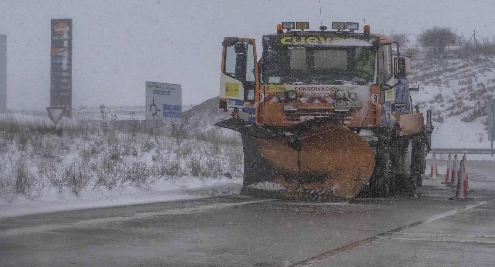 La cota de nieve baja hasta los 300 metros este lunes 5 de febrero, con cortes intermitentes en la A-67 y puertos cerrados