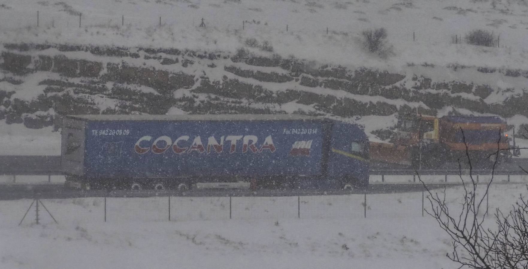 La cota de nieve baja hasta los 300 metros este lunes 5 de febrero, con cortes intermitentes en la A-67 y puertos cerrados