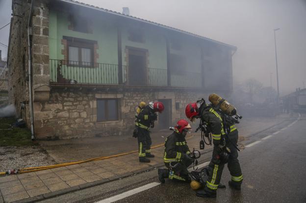 Los bomberos del 112 sofocan un incendio en Campoo de Yuso. :: sane