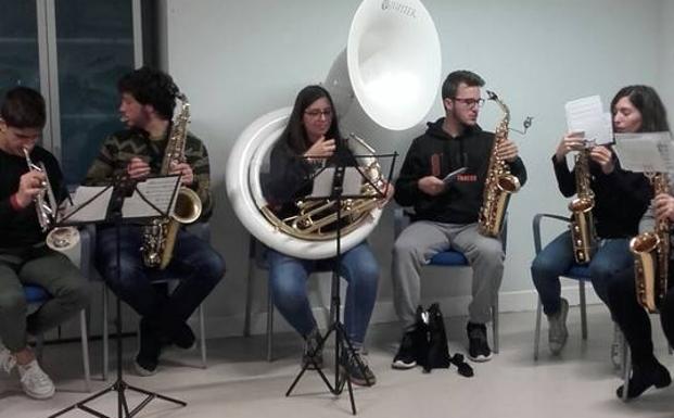 La charanga El Cancaneao lleva meses trabajando en los temas con los que ambientará el Carnaval. 