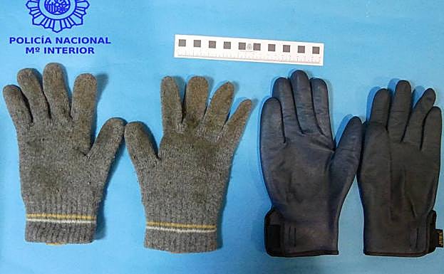 Guantes que los dos chicos tiraron debajo de un coche al intentar huir de la Policía-