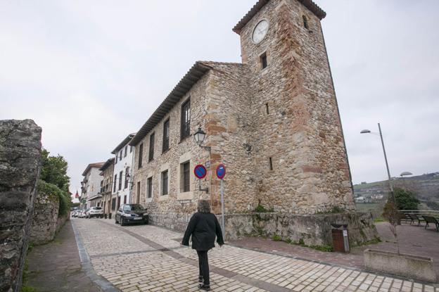 El edificio de la Torre del Reloj, antigua biblioteca y actualmente en desuso, se proyecta destinarlo a albergue de peregrinos.