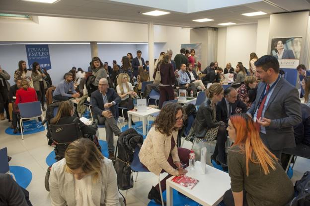 Los representantes de las empresas y los jóvenes intercambian información durante las entrevistas personales. 