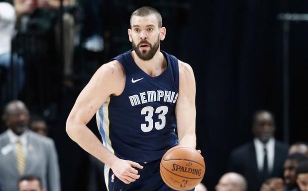 Marc Gasol controla la pelota. 