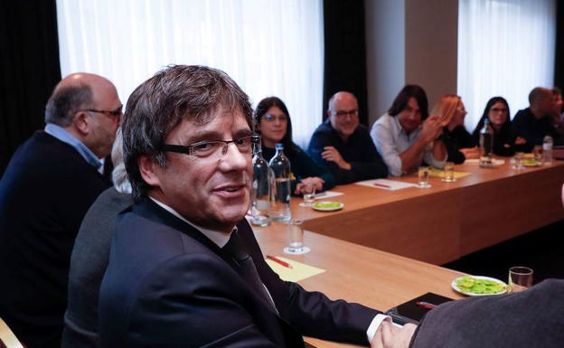Las negociaciones entre JxCat, ERC y la CUP no contemplan el regreso de Puigdemont