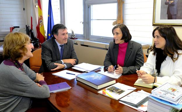 Imagen de la reunión entre el consejero de Cultura y la alcaldesa de Santander.