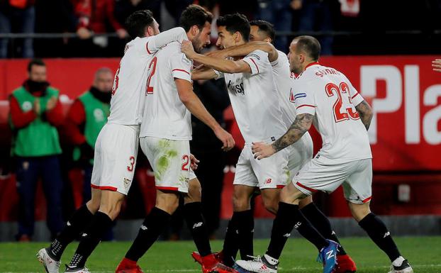 Los jugadores del Sevilla celebran el gol de Franco Vázquez.