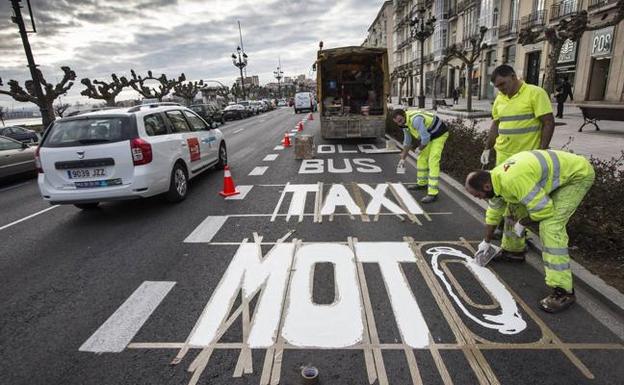 Los operarios pintaron las palabras ‘taxi’ y ‘moto’ días antes del estreno del MetroTUS.