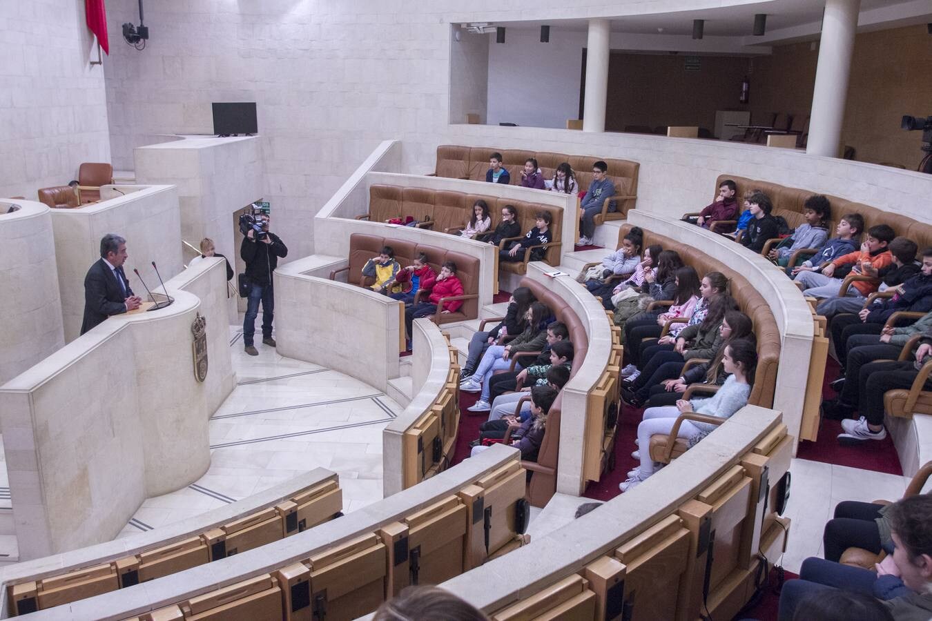 Revilla, en el Parlamento con un grupo de niños del colegio Sardinero