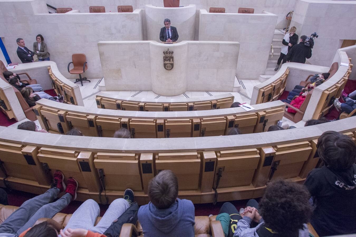 Revilla, en el Parlamento con un grupo de niños del colegio Sardinero