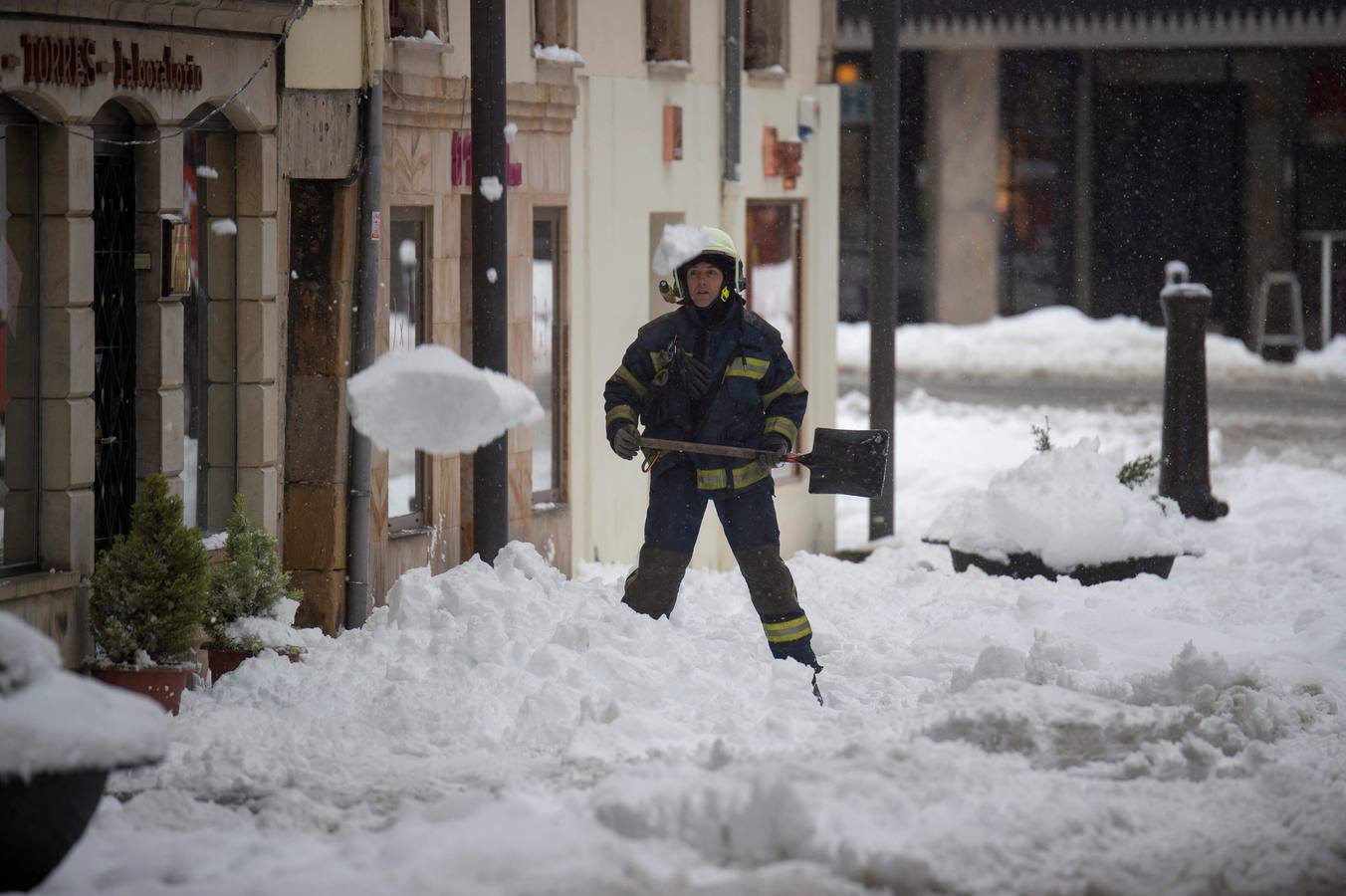 Las imágenes que está dejando el temporal polar en Cantabria