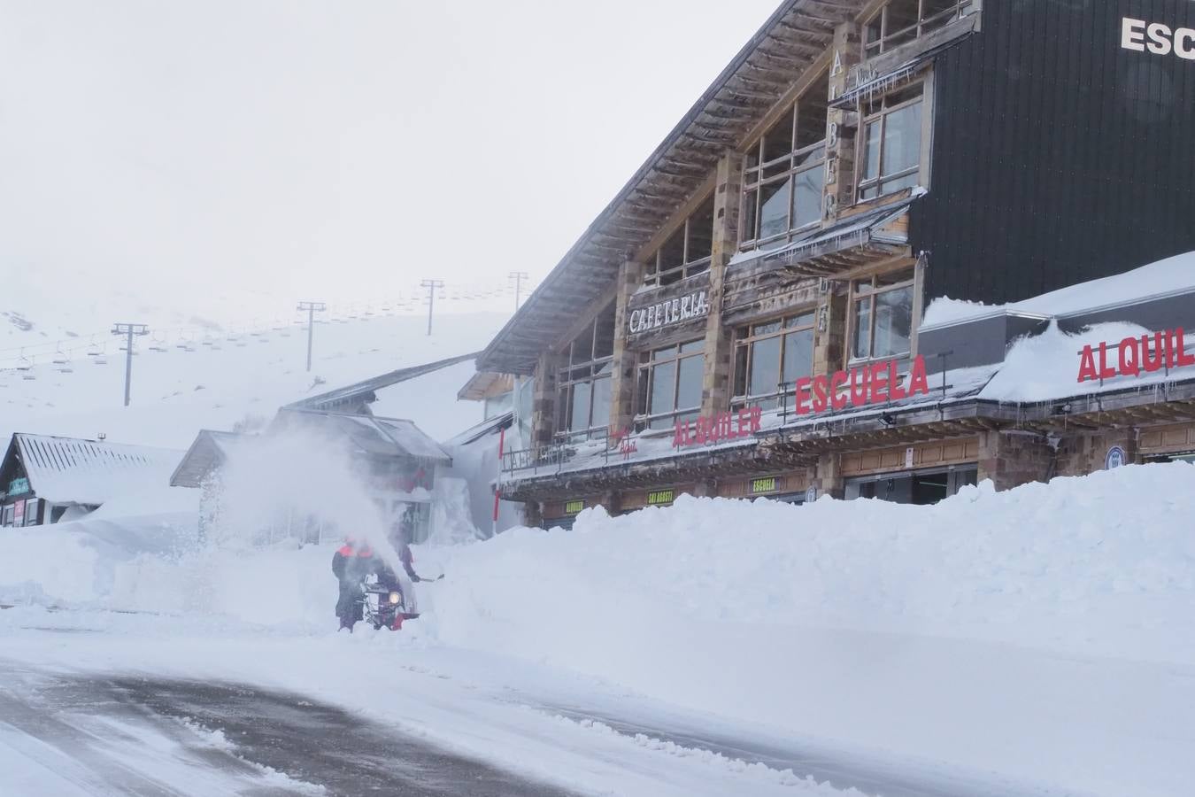 Los aficionados a la nieve disfrutan de Alto Campoo