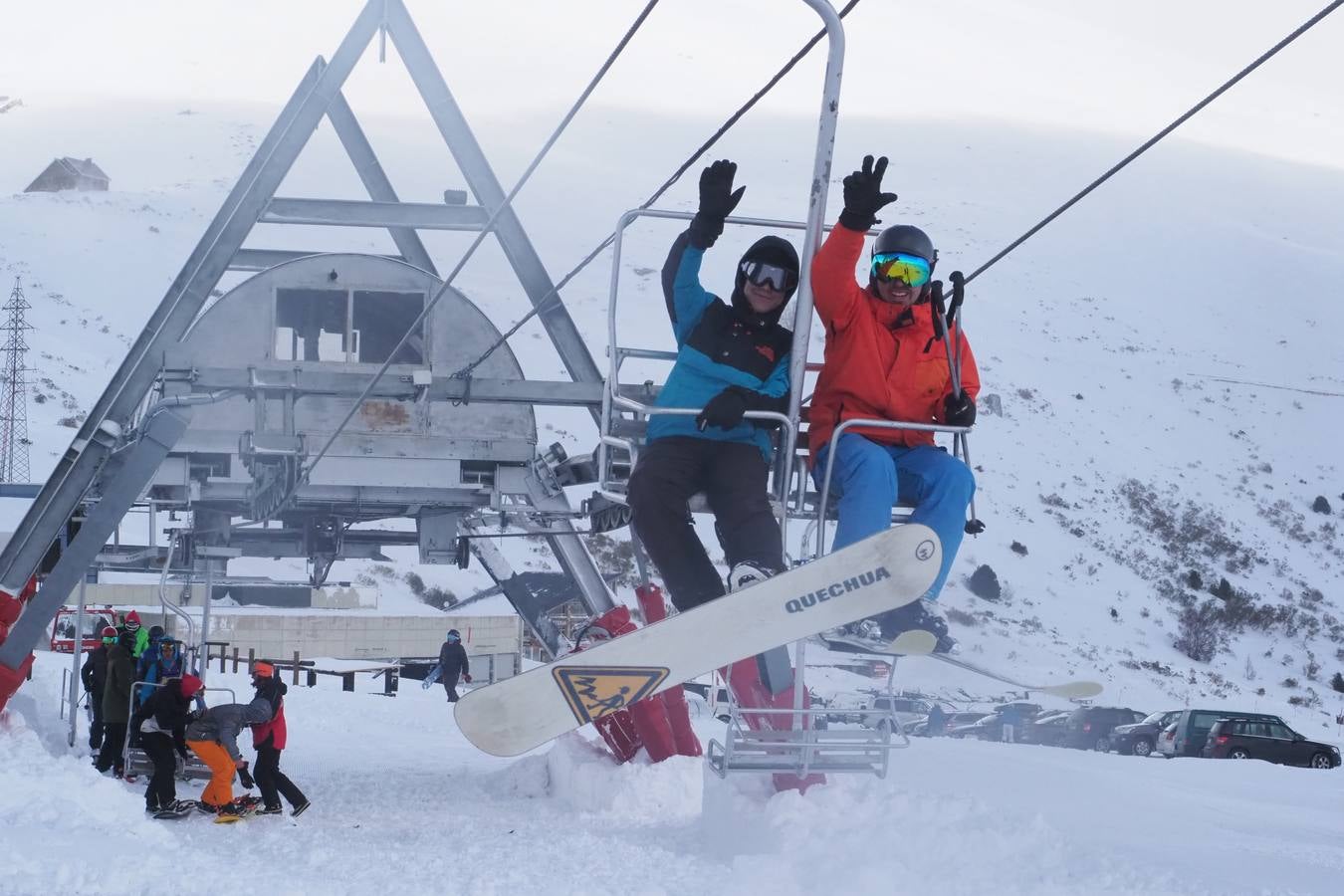 Los aficionados a la nieve disfrutan de Alto Campoo