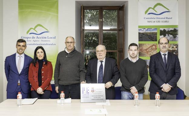 Sota, flanqueado por el presidente del Grupo de Acción Local, Leoncio Carrascal, y el alcalde de Ramales, César García.