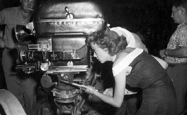 Ida Lupino, dirigiendo una escena.