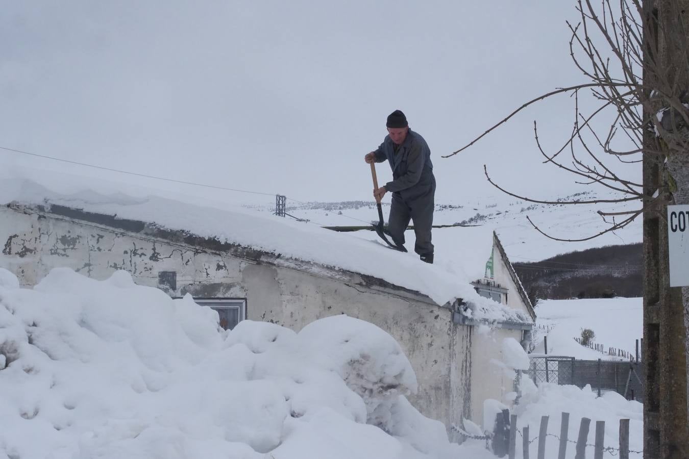 Un manto blanco cubre la zona de Campoo