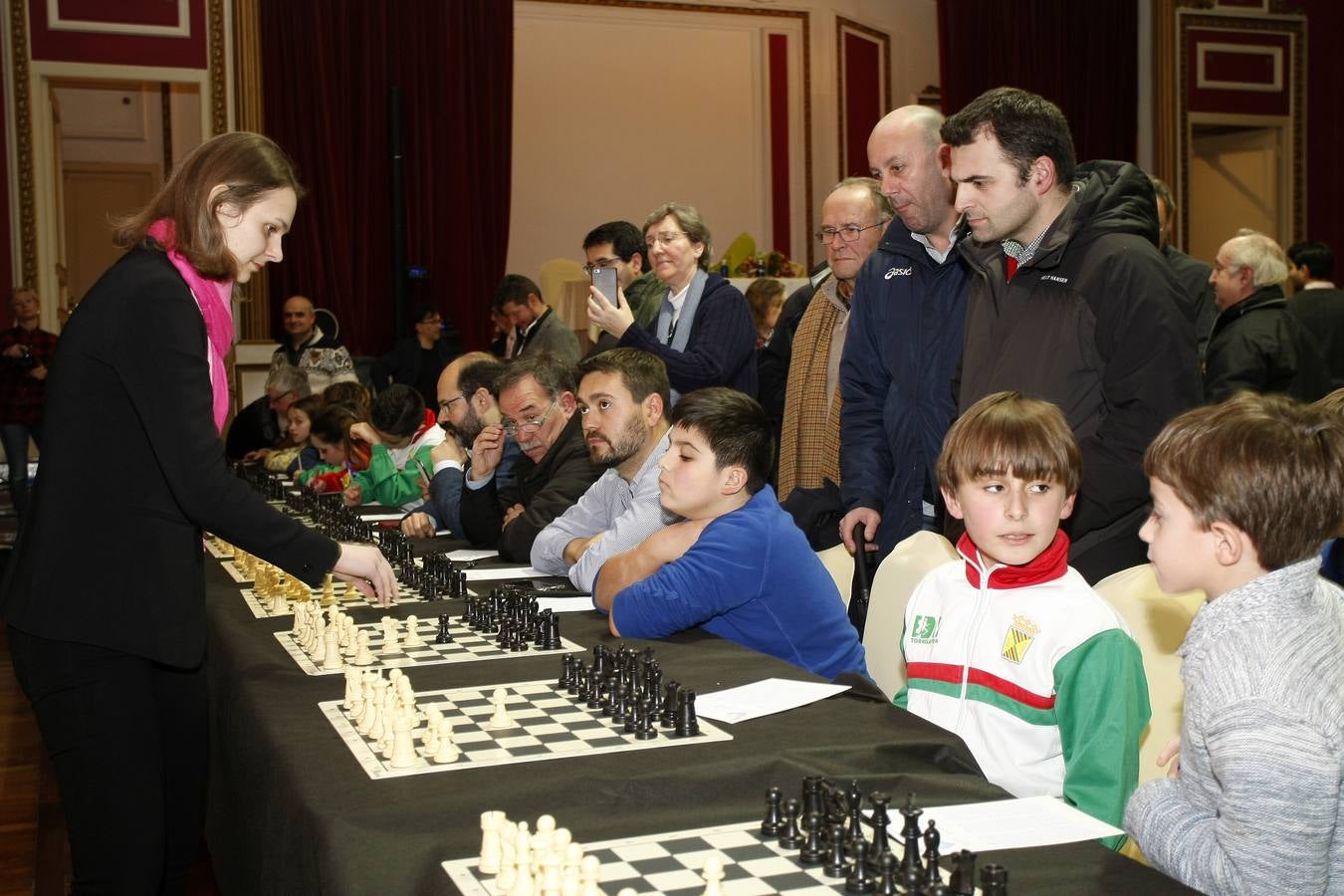 Fotos: Las campeonas del Mundo de ajedrez, las hermanas Muzychuk, contra 70 jugadores cántabros