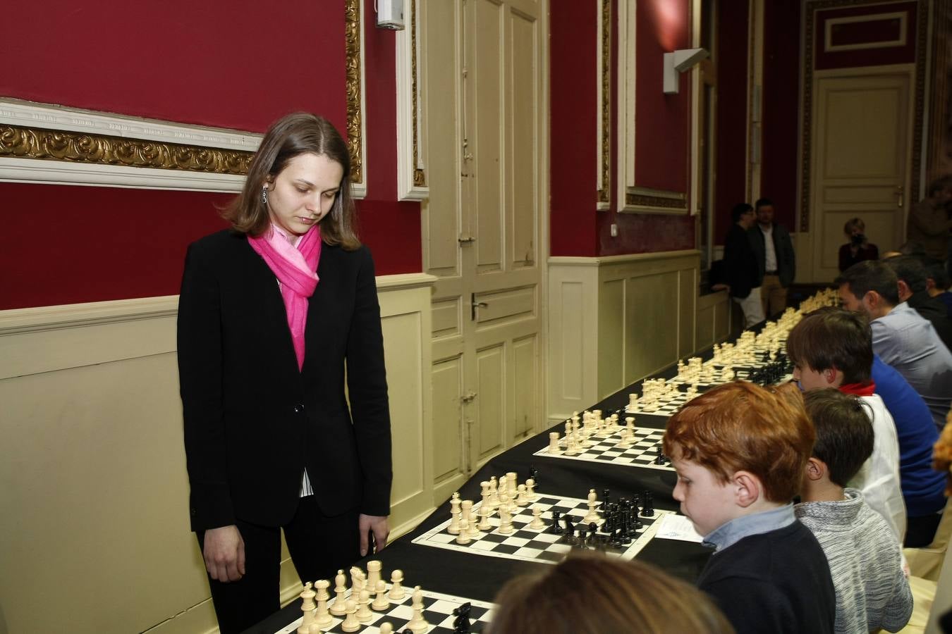 Fotos: Las campeonas del Mundo de ajedrez, las hermanas Muzychuk, contra 70 jugadores cántabros