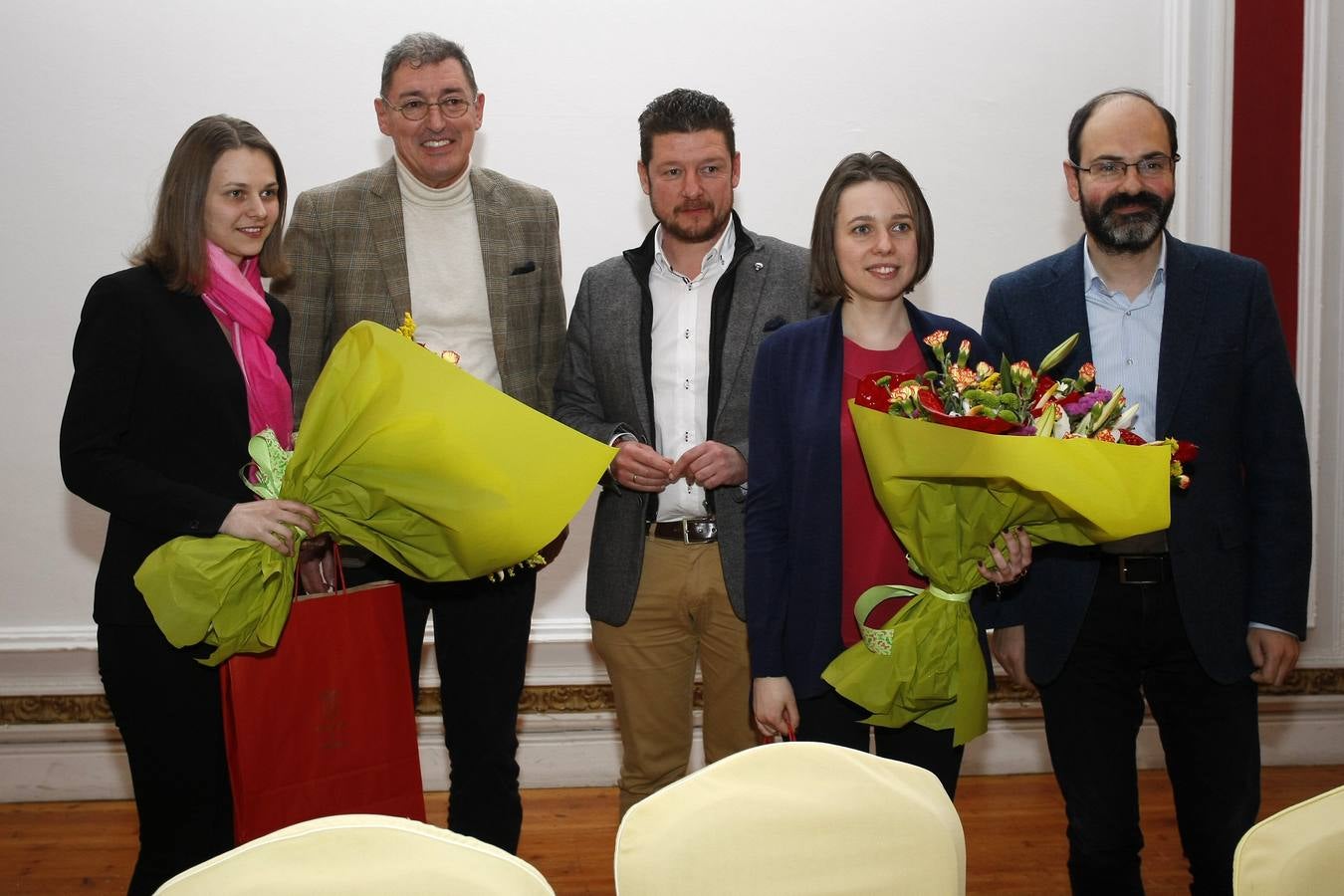 Fotos: Las campeonas del Mundo de ajedrez, las hermanas Muzychuk, contra 70 jugadores cántabros