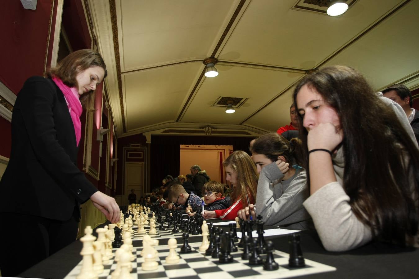 Fotos: Las campeonas del Mundo de ajedrez, las hermanas Muzychuk, contra 70 jugadores cántabros