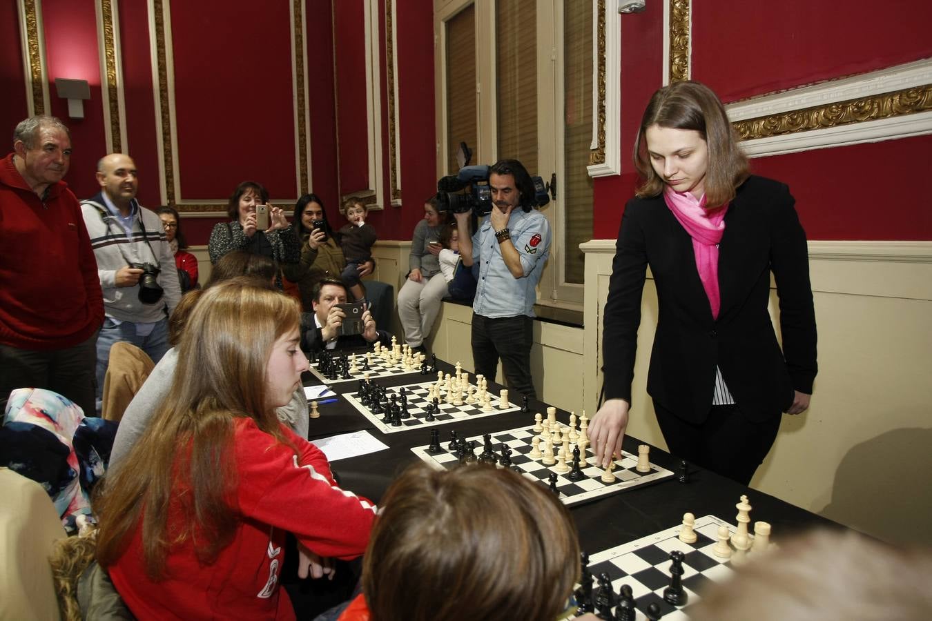 Fotos: Las campeonas del Mundo de ajedrez, las hermanas Muzychuk, contra 70 jugadores cántabros