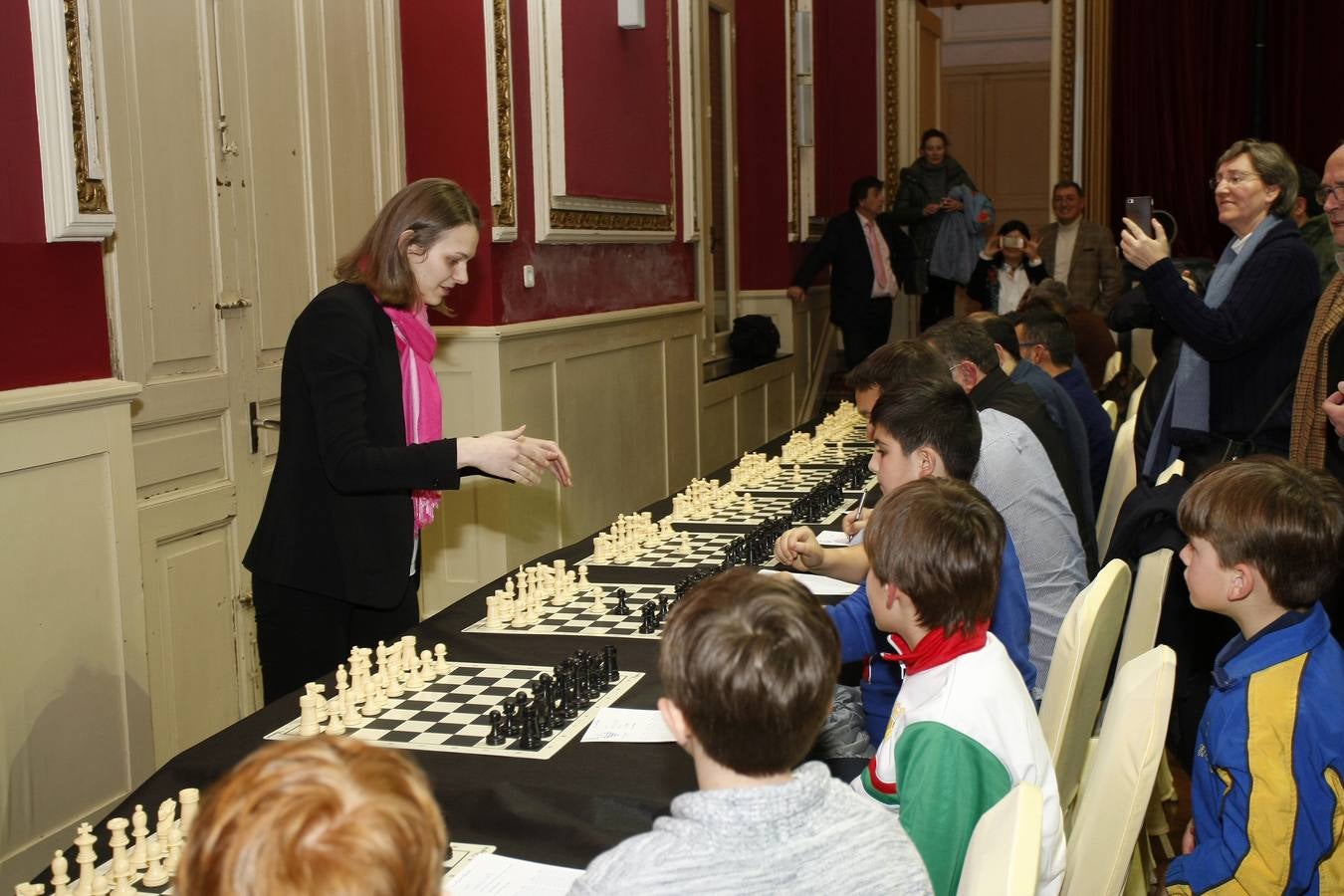 Fotos: Las campeonas del Mundo de ajedrez, las hermanas Muzychuk, contra 70 jugadores cántabros