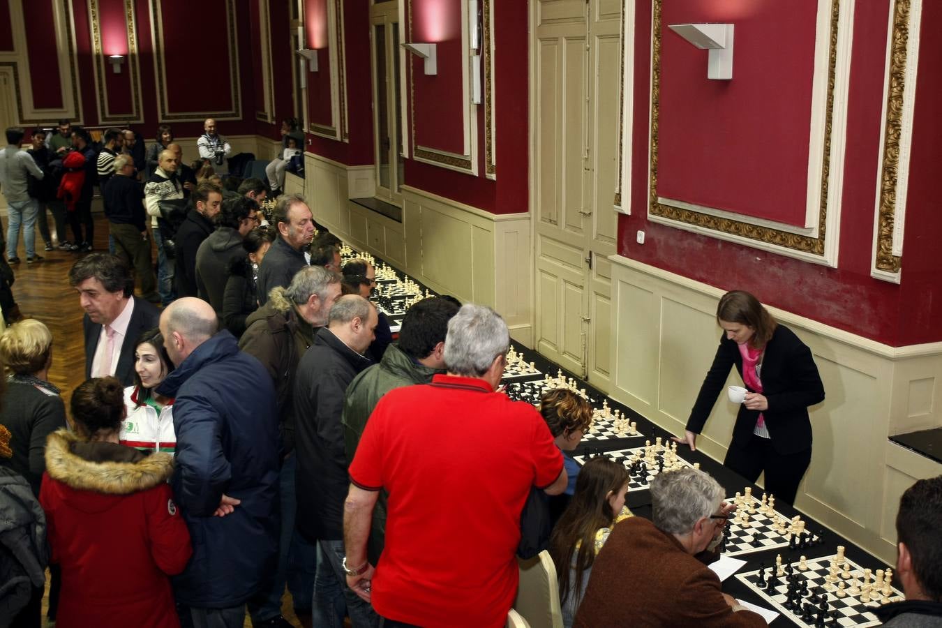 Fotos: Las campeonas del Mundo de ajedrez, las hermanas Muzychuk, contra 70 jugadores cántabros