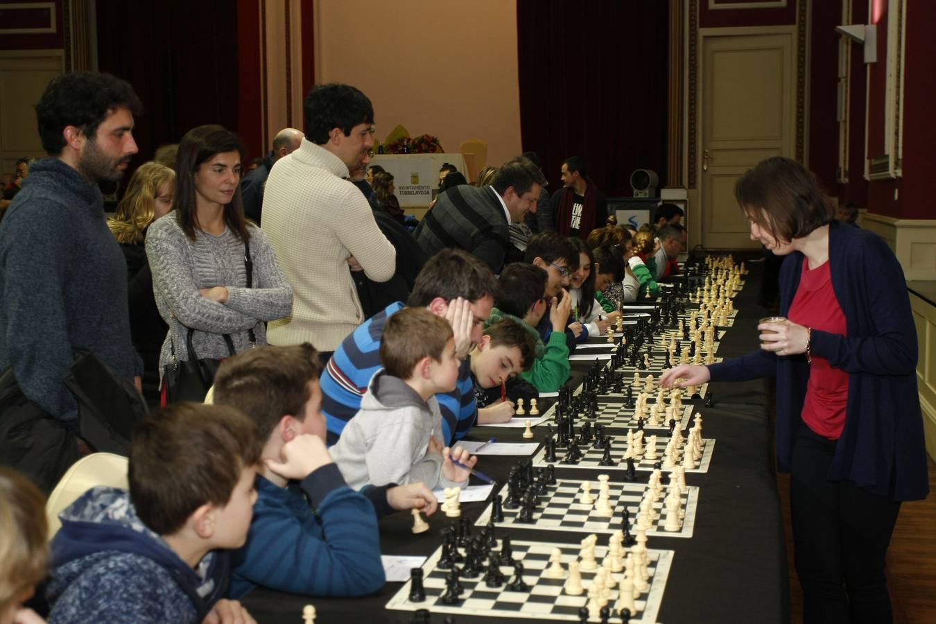 Fotos: Las campeonas del Mundo de ajedrez, las hermanas Muzychuk, contra 70 jugadores cántabros