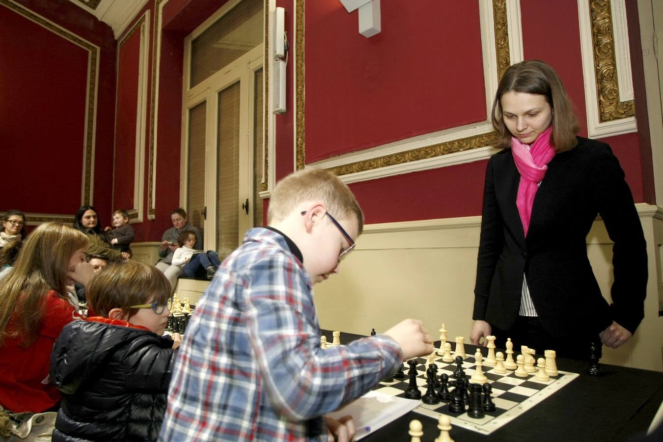 Fotos: Las campeonas del Mundo de ajedrez, las hermanas Muzychuk, contra 70 jugadores cántabros