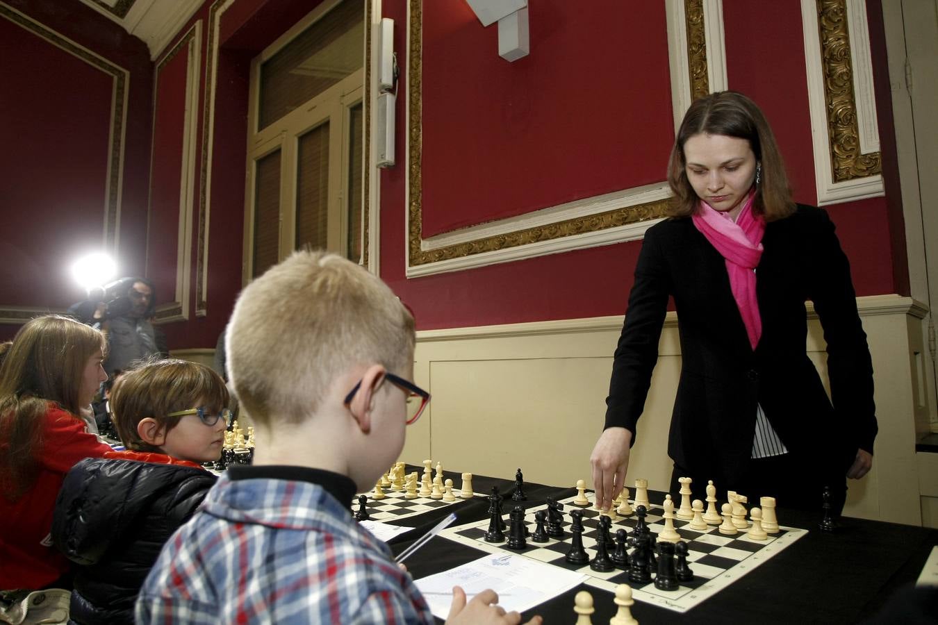 Fotos: Las campeonas del Mundo de ajedrez, las hermanas Muzychuk, contra 70 jugadores cántabros