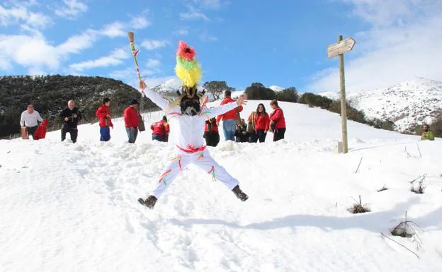 Zamarrones y campaneros, bajo la nieve de Piasca 