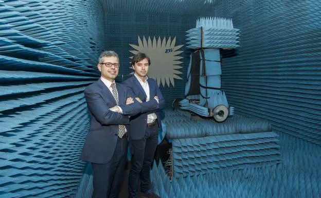 Juan Becerro y Miguel Peña, en el interior de la cámara anecoica que TTI tiene en su sede del Parque Científico y Tecnológico. 