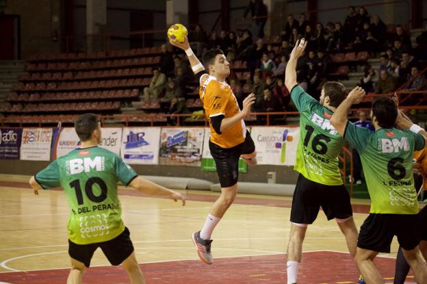 Edu Fernández, del Balonmano Torrelavega, realiza un lanzamiento ante Martínez (10), Olivares (16) y Feijóo (6), del Ikasa.