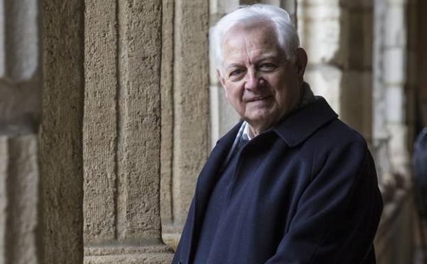 José Vicente Pérez, en el claustro de la catedral. Fue ordenado sacerdote en 1969. 