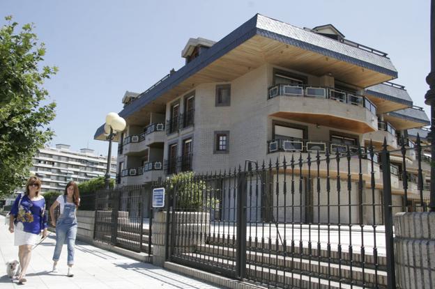 El Edificio Tenis se encuentra enclavado en primera linea de playa.