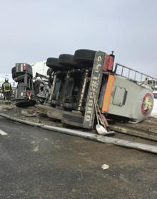 Imagen secundaria 2 - La A-67, todo el día cortada primero por nieve y después por un camión volcado