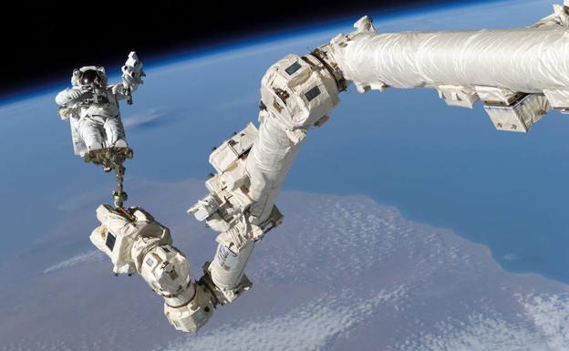 El astronauta Stephen Robinson, durante una reparación en el brazo robótico de Canardam2, de la Estación Espacial. 