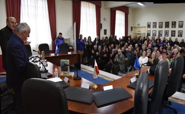 El salón de plenos se llenó en la presentación del libro