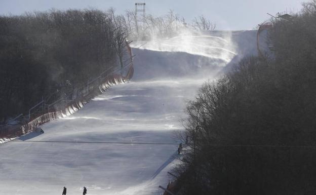 El viento azota las pistas de esquí en Pyeongchang. 