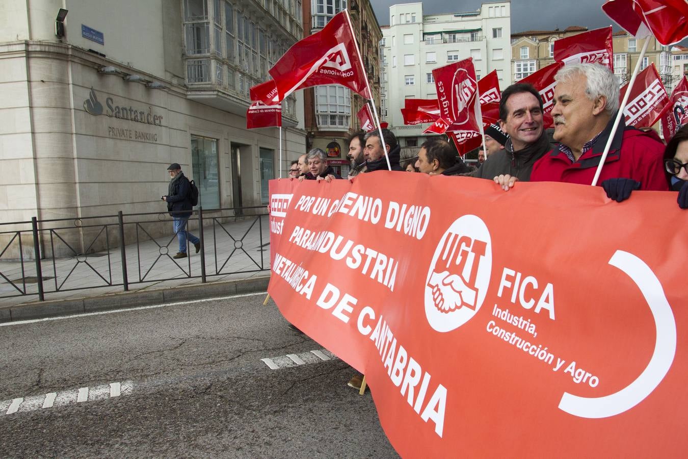 Las Federaciones de Industria de CC OO y UGT han celebrado una asamblea y una manifestación para reclamar el convenio colectivo del sector, pendiente desde 2016