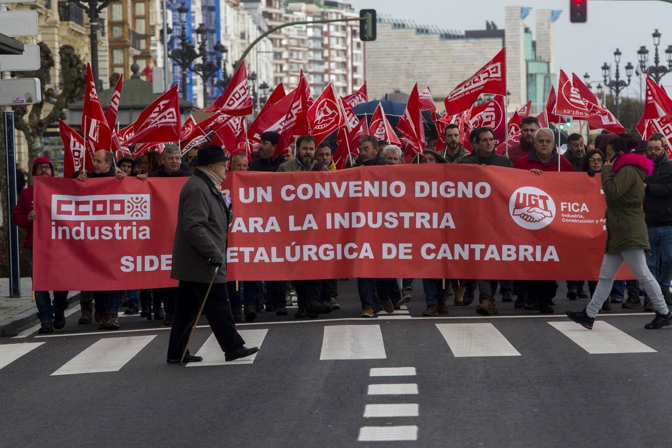 Las Federaciones de Industria de CC OO y UGT han celebrado una asamblea y una manifestación para reclamar el convenio colectivo del sector, pendiente desde 2016