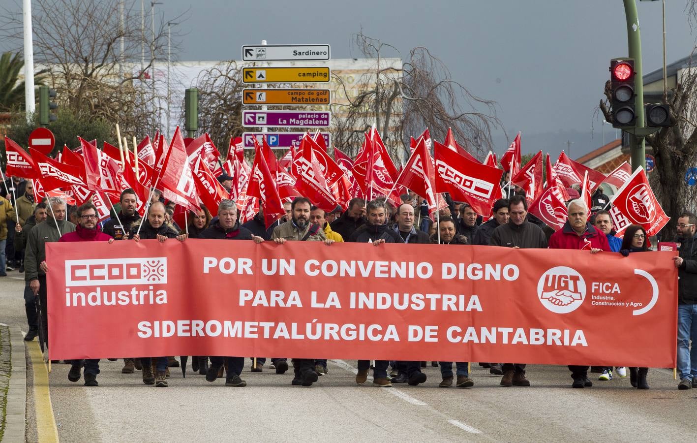 Las Federaciones de Industria de CC OO y UGT han celebrado una asamblea y una manifestación para reclamar el convenio colectivo del sector, pendiente desde 2016