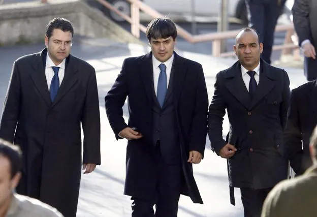 Rufino Pereda, entre sus abogados, acude al juicio celebrado en la Audiencia Provincial de Madrid.