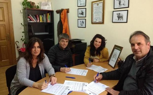 Gregorio Alonso, a la derecha, junto a los promotores de las tres iniciativas. 