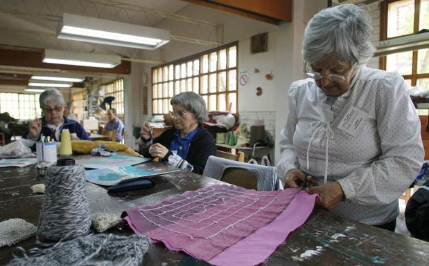 Mujeres confeccionan prendas de vestir en una residencia de ancianos de Montevideo. 