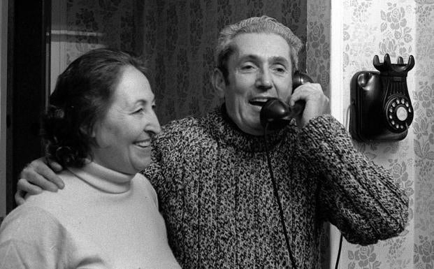 Camacho atiende el teléfono junto a Josefina tras ser indultado por el Rey en 1975. Abajo, su viuda en un homenaje al sindicalista