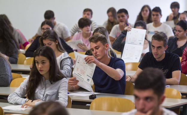 Estudiantes cántabros que el pasado curso se presentaron al examen de acceso a la universidad.