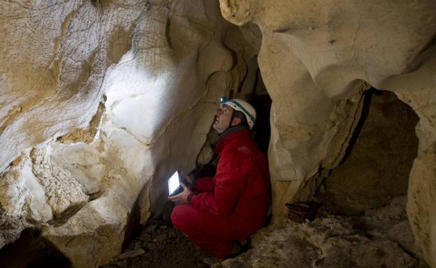 Imagen de archivo de uno de los expertos, durante la investigación de 2015 en el interior de la cueva.