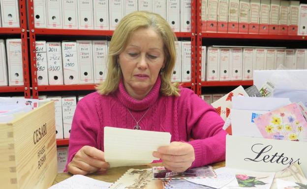 Imagen principal - Arriba, Elena Marchi, una de las voluntarias del Club de Julieta, lee una de las cartas recibidas. A la izquierda, la carta de la bilbaína Rocío. A derecha, Mónica Gómez Delgado, una cordobesa de 32 años que dejó a su novio a seis meses de la fecha prevista para casarse con él.