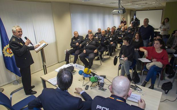 Héctor Moreno (de pie), en la sala de prensa con el delegado del Gobierno, el jefe de operaciones, los jefes de unidad y brigada y los periodistas.